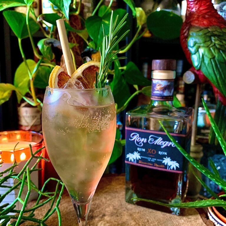 rosemary-fizz-rum-cocktail-to-make-at-home